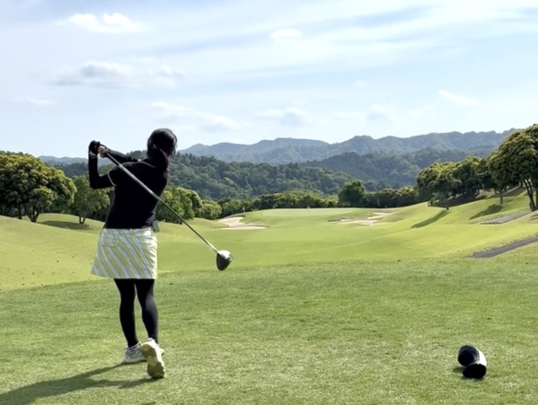 ゴルフをする岡本さん