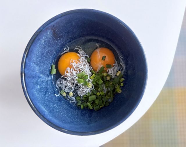 ボウルに入れた卵やしらす