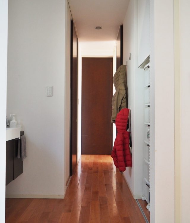 廊下にかけてあるアウター