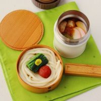 お正月明けのランチに！ほっと温まる「餅入りつゆ」「年明けうどん」2品弁当