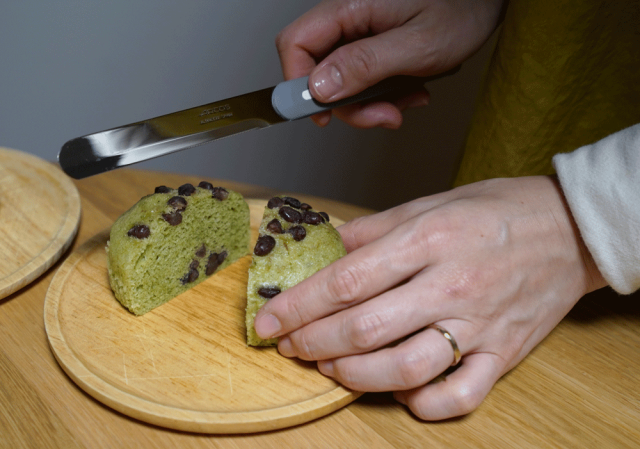 蒸しパンをカットする