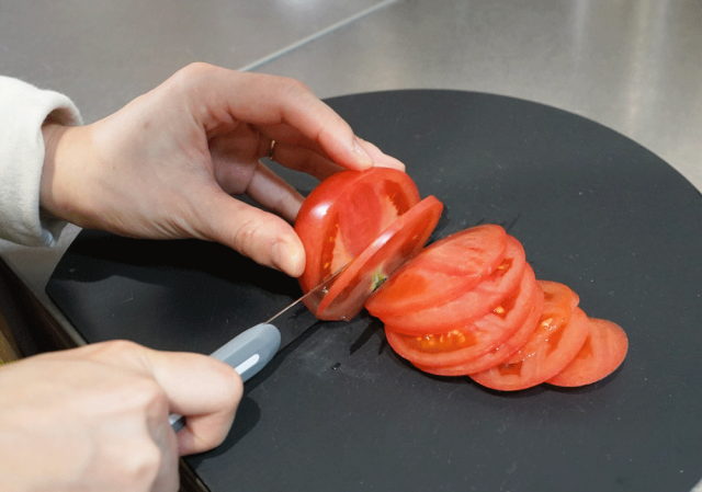 トマトをカット