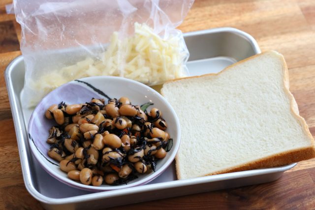 ひじき煮と食パンとチーズ