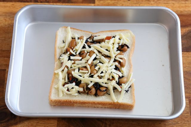 食パンの上に材料を載せる