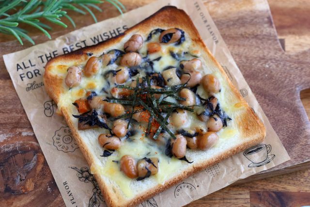 刻みのりをトッピングしたトースト