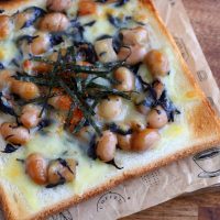 鉄分・食物繊維たっぷり！のせて焼くだけ「豆ひじき煮トースト」