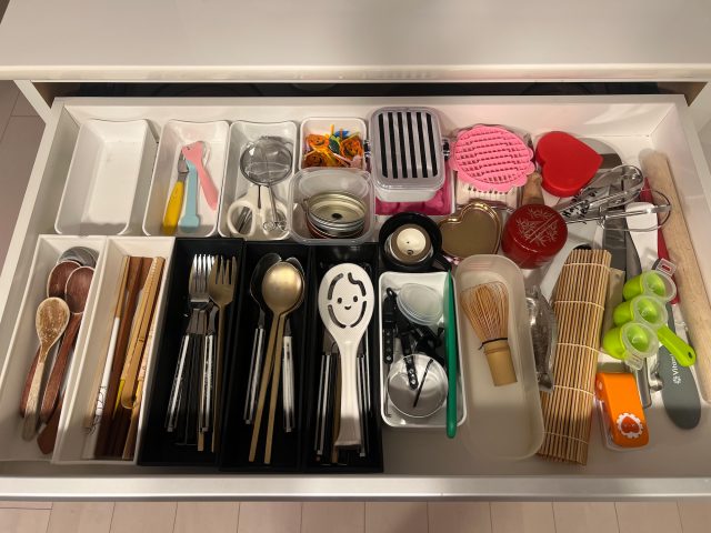キッチンのカトラリー入れ