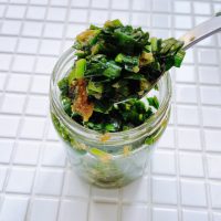 10分で完成！湯豆腐や麺に合う『ニラの万能オイル漬け』の作り置き