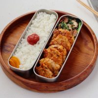 ボリューム満点！「豚キムチのピカタ」「春菊としいたけの炒めもの」2品弁当