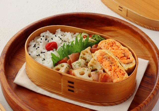 「れんこんとベーコンの塩炒め」「塩鮭入り卵焼き」2品弁当