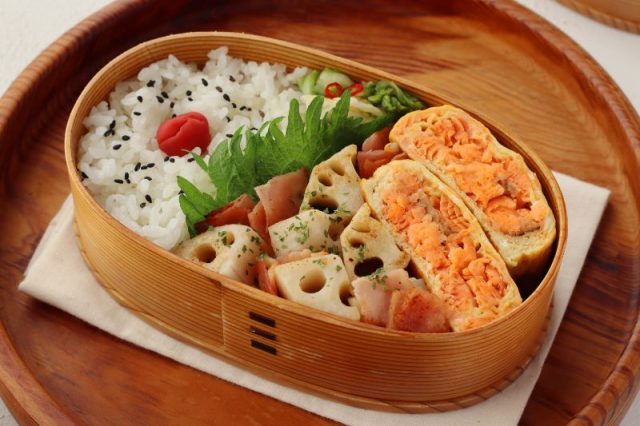 「れんこんとベーコンの塩炒め」「塩鮭入り卵焼き」2品弁当