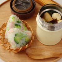 スープジャーでぽかぽか！「手羽中とうずらの卵の和スープ」「ブロッコリーとハムのおにぎり」2品弁当