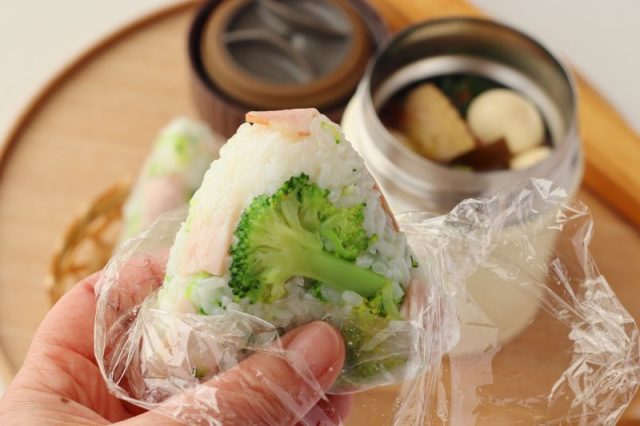 「手羽中とうずらの卵の和スープ」「ブロッコリーとハムのおにぎり」2品弁当