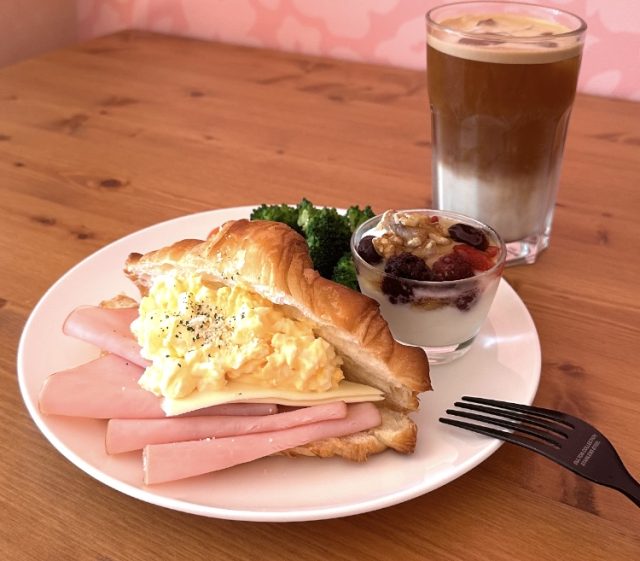 アイスカフェラテとクロワッサンサンド