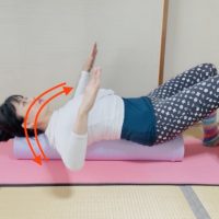 寒さでこわばる首＆肩こりがラクに！寝たまま簡単「肩ほぐしピラティス」