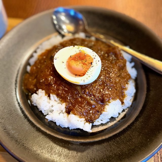 ゆで卵がのったカレー