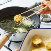 深型でこぼれにくい！炒める・煮る・揚げるがはかどる「ITARU マルチディープパン」
