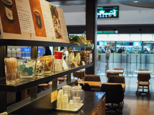 caffe LAT.25° 店内