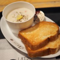 【羽田空港】旅の高揚感が高まる朝時間。「caffe LAT.25°」でモーニング