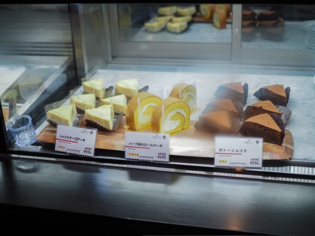 ショーケースの中のケーキ