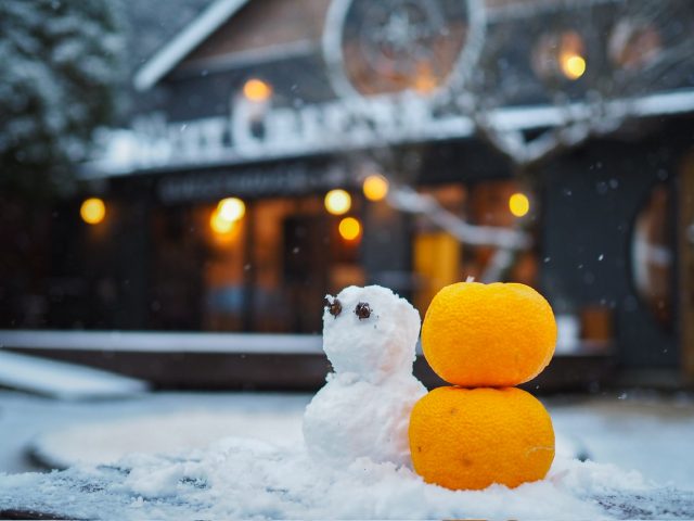 雪の中の雪だるまとみかん