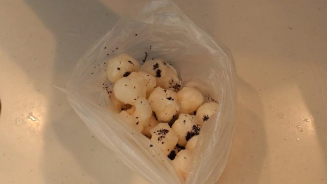 袋で味付けをしているおかき