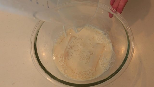 ボウルに入れたお餅と牛乳