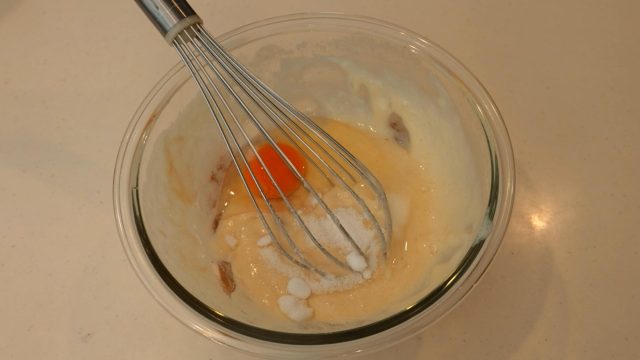 卵と砂糖を加えた生地