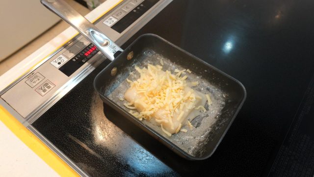 焼いたお餅とチーズ