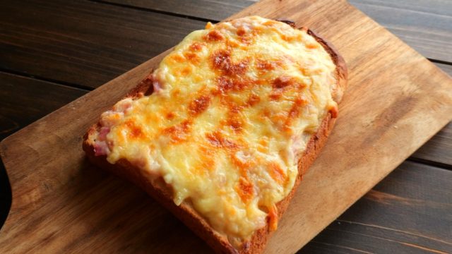 ベーコングラタントースト