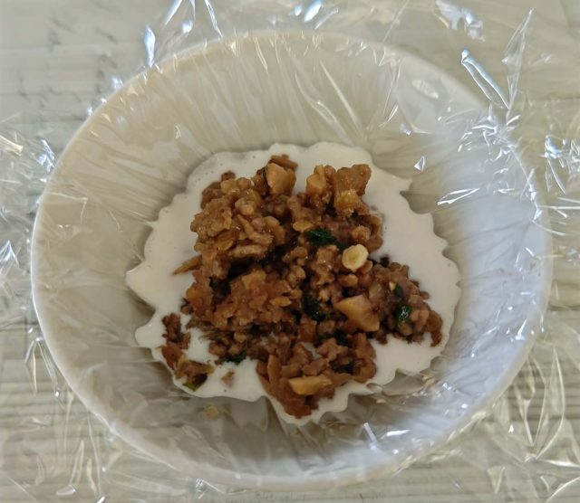 肉まんの餡をのせる