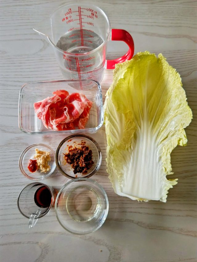 白菜と豚肉のピリ辛スープの材料
