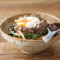 1品で大満足！野菜もたんぱく質もとれる「丼ぶり風」朝ごはんレシピ3選