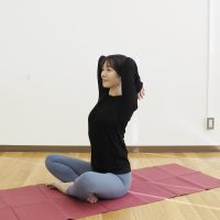 【座りながら3分】ひじを曲げ伸ばしするだけ！「二の腕スッキリ」ストレッチ