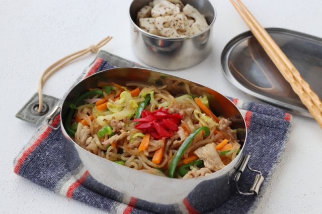 「糸こんにゃくのオイスター焼きそば」「ゆかりれんこん」2品弁当 