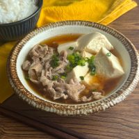 寒い朝に食べたい！レンジで3分簡単「豚こま肉豆腐」