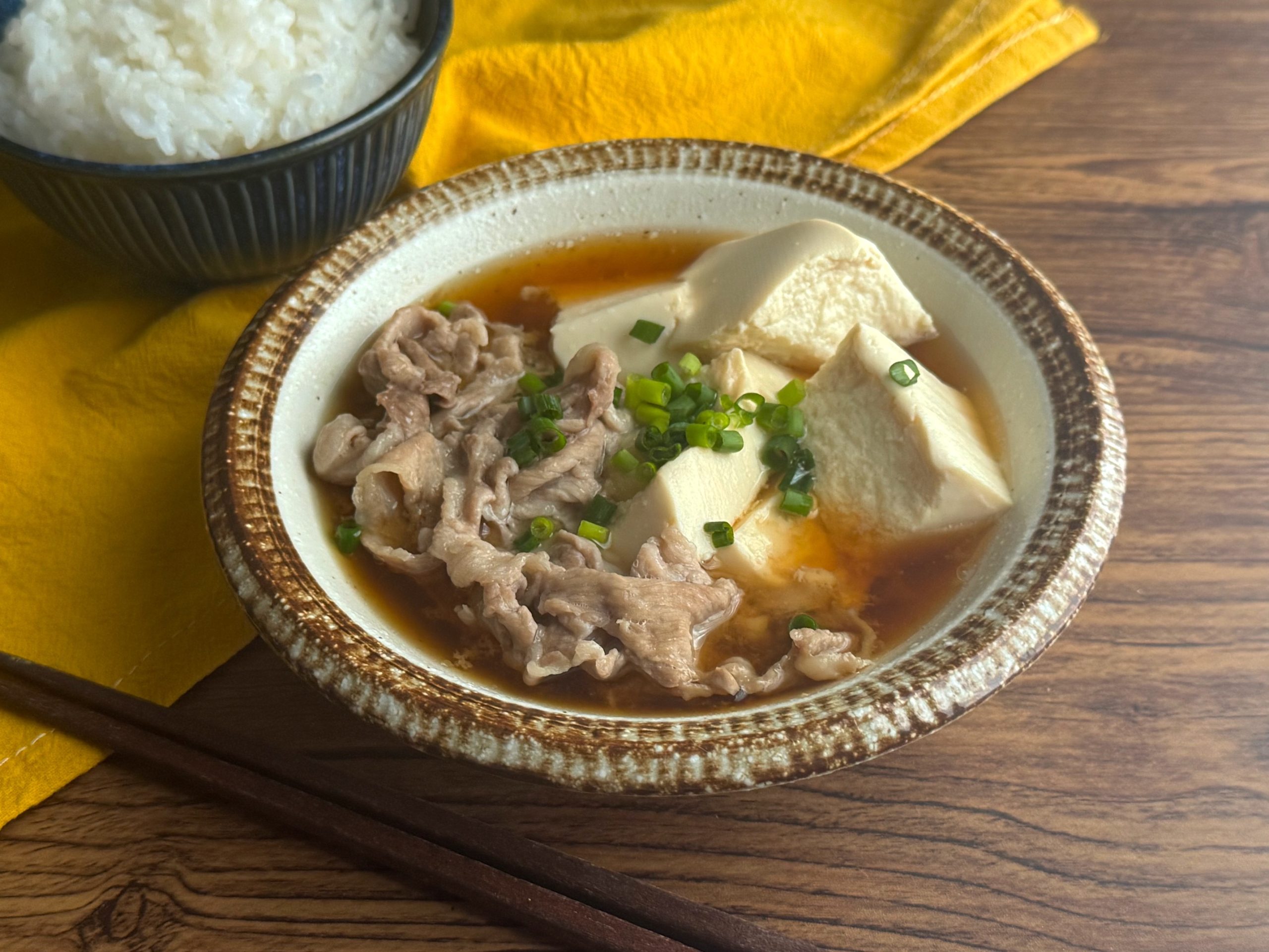 寒い朝に食べたい！レンジで3分簡単「豚こま肉豆腐」