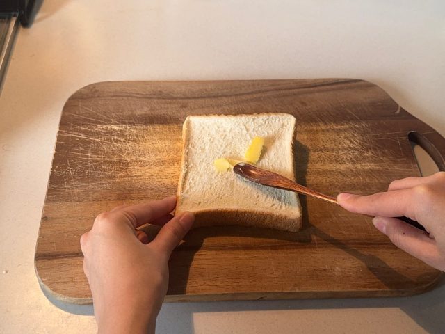 食パンにバターを塗る