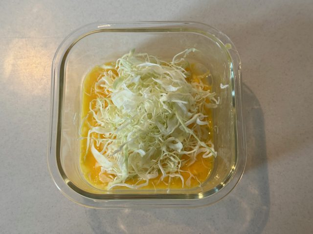 千切りキャベツを入れる