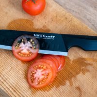 切るたび、気持ちいい。下ごしらえがはかどる「ビタクラフト ソリッドナイフブラック」