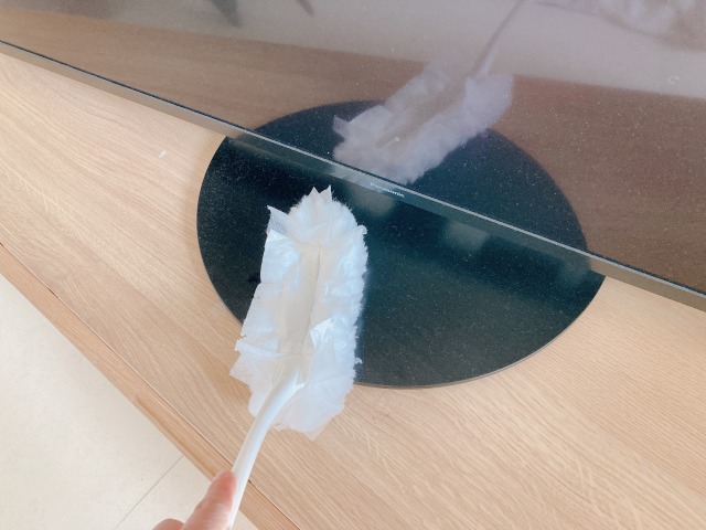 テレビの下をモップで掃除