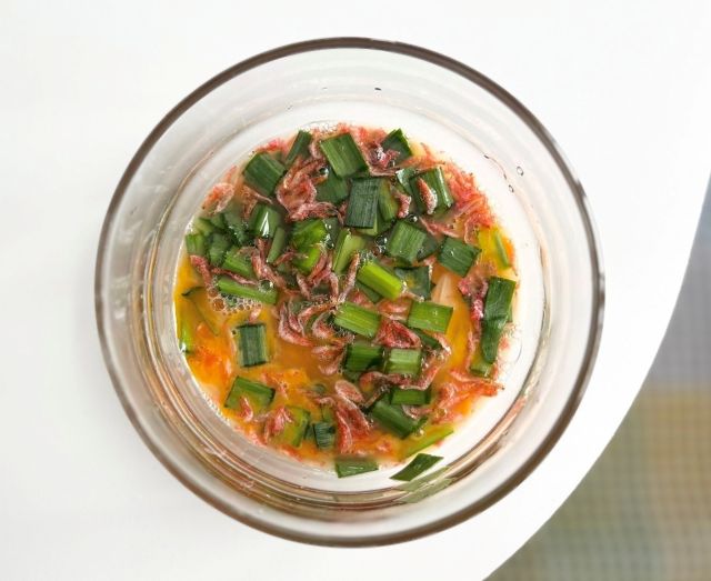 ボウルに入れた卵やニラやエビ