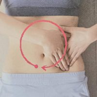 【美脚への道】お腹ぽっこりが気になる人へ。寝ながらできるお腹ケアマッサージ