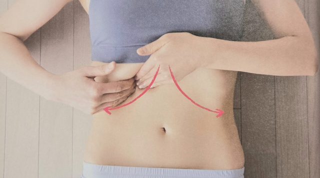 あばら骨あたりを押さえる