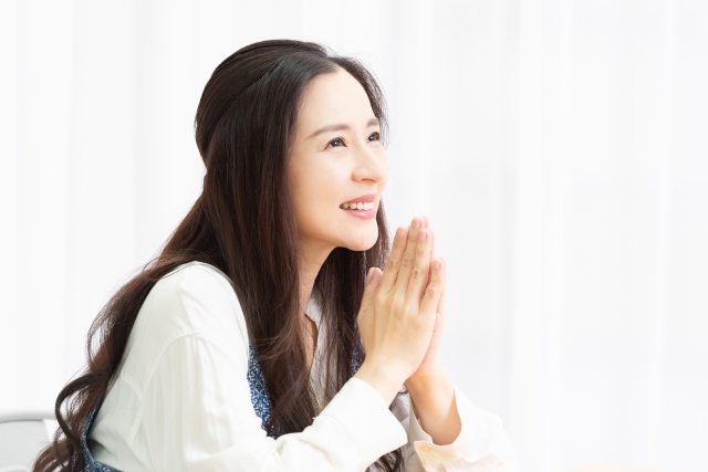 お願いする女性