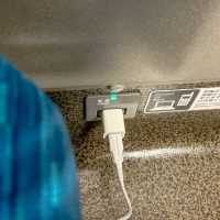 誰が使う？新幹線「窓側コンセント」のマナーと声かけ例