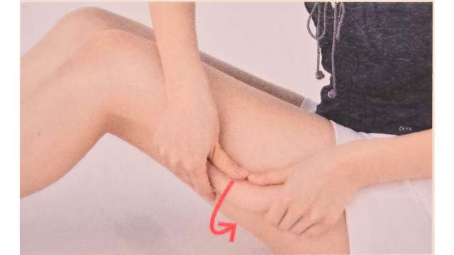 太ももをつかむ