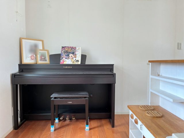 ピアノの上に飾られた写真