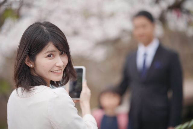 写真を撮る女性