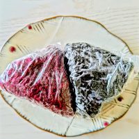 三角おむすびが簡単きれいに！天かすでうま味アップ「おむすび」2種